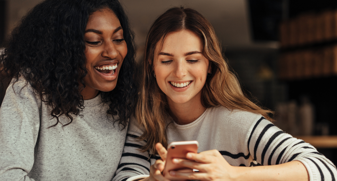 To glade piger holder øje med deres abonnement på el hos velkommen via selvbetjening.png