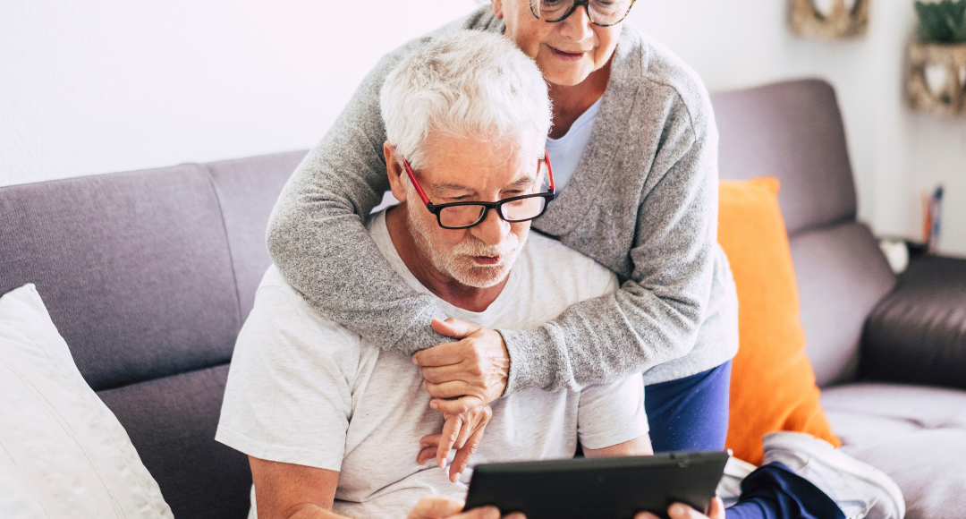 ældre par undersøger hvor tit de får en regning, når de er elkunder hos Velkommen .png