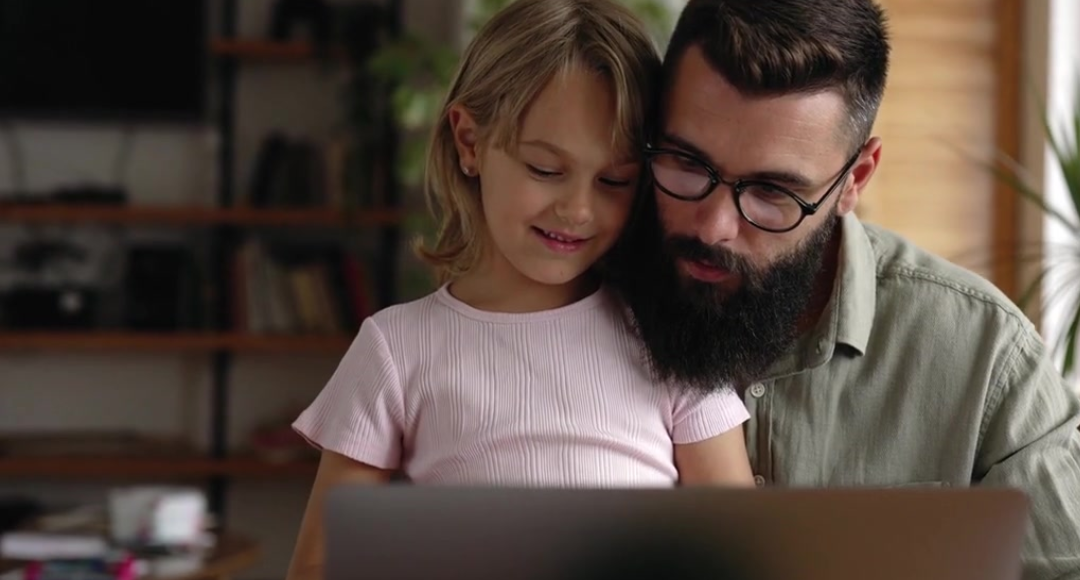 far sidder med sin datter og er ved at oprette sig til mobilt bredbånd hos velkommen .png