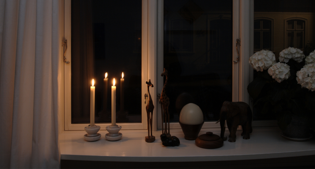 Når strømmen er gået, er det godt at have stearinlys liggende til at tage i brug