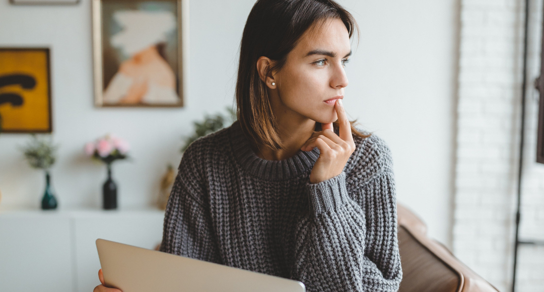 kvinde forsøger at forstå sin regning på ladning med ladeboks hos Power Fuel.png