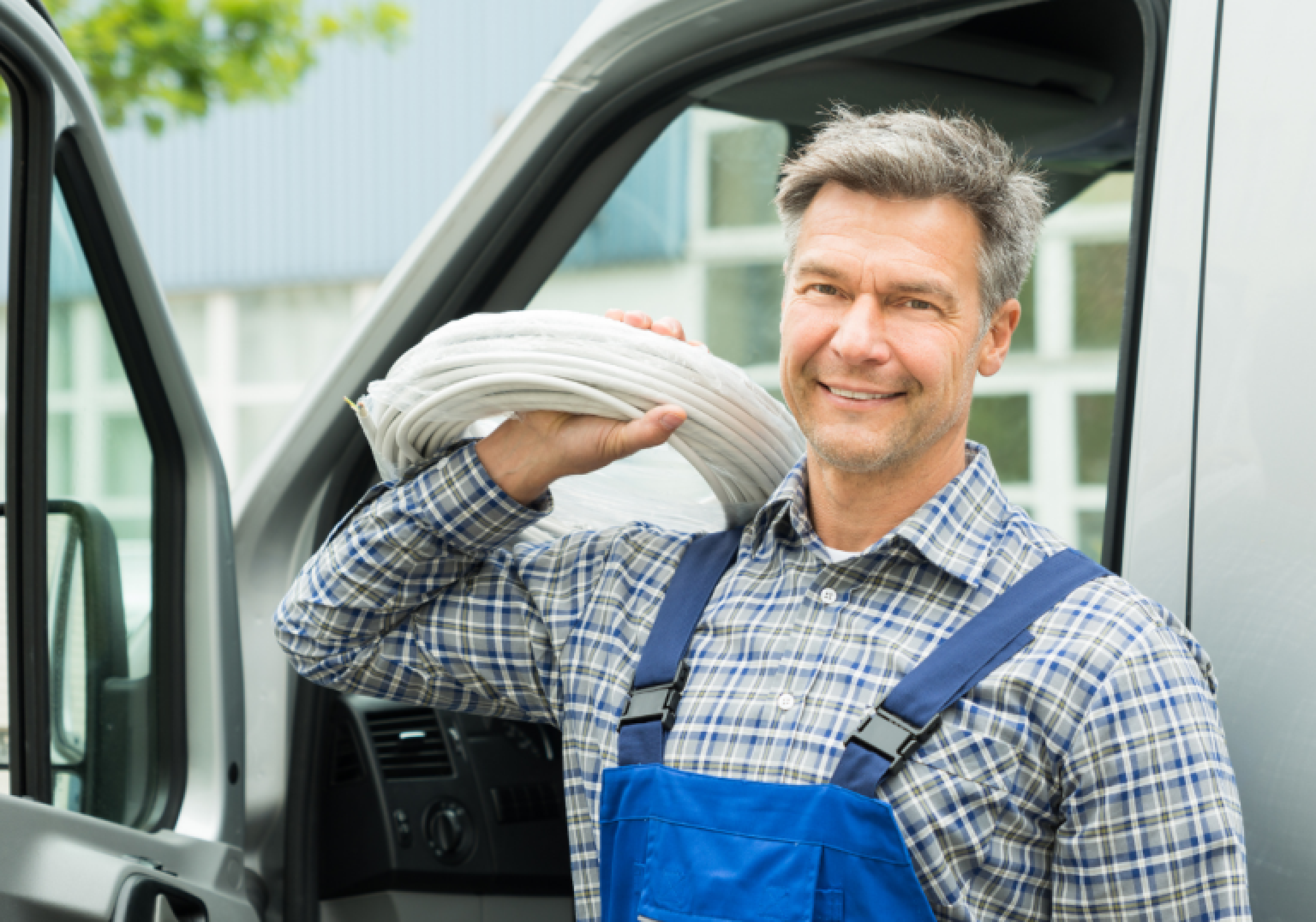 Elektriker står klar til at installere og montere din ladeboks.png