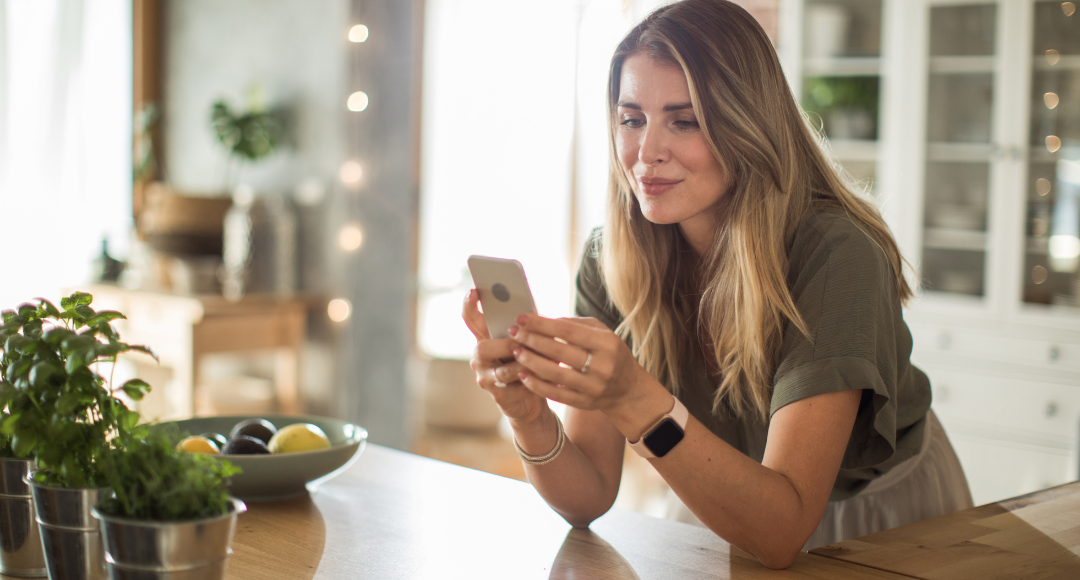 Kvinde der følger sit forbrug .png