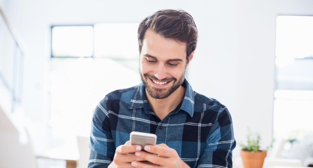 Mand betaler sin første regning af ladeboks fra power fuel gennem elaftale hos velkommen .png