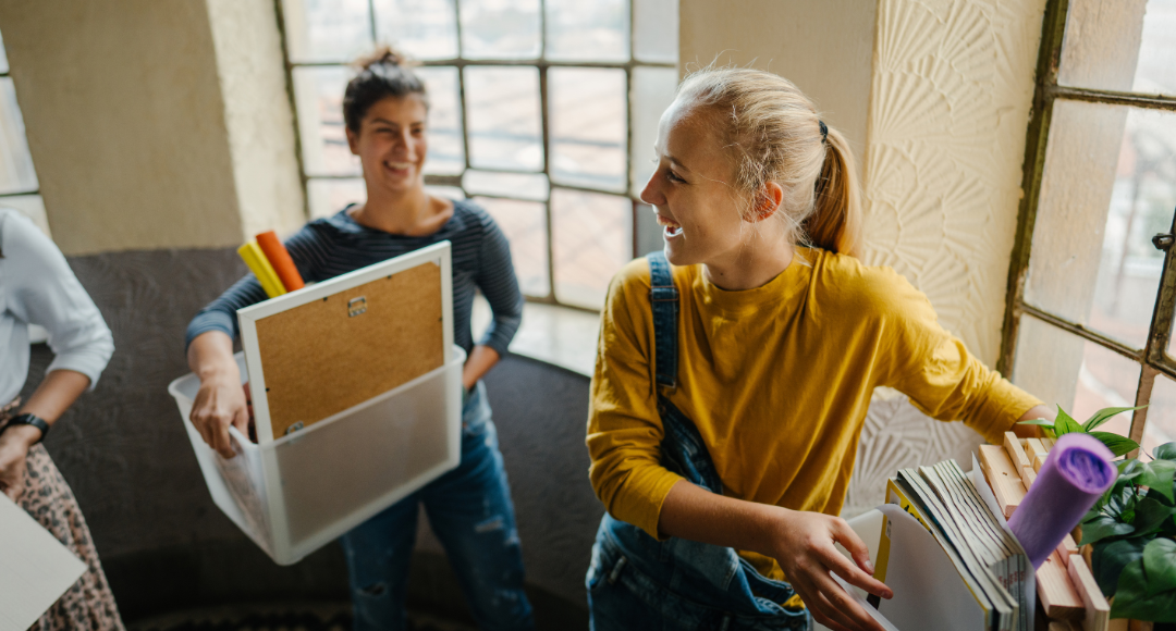 To glade piger der er ved at flytte og har husket at melde det i forbindelse med deres naturgasaftale.png
