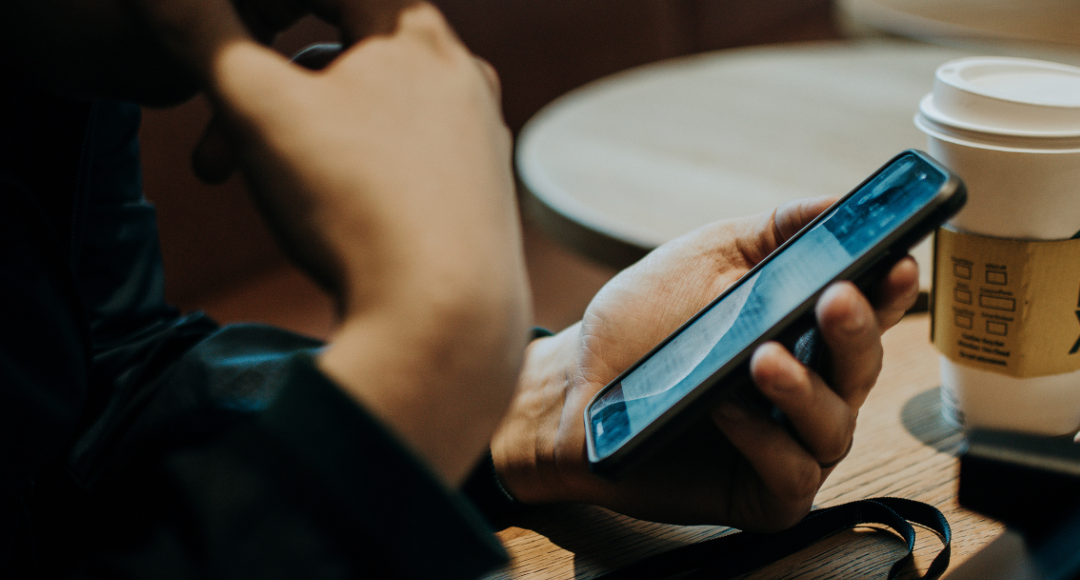person der læser om, hvorfor man skal betale til netselskab på sin telefon.png