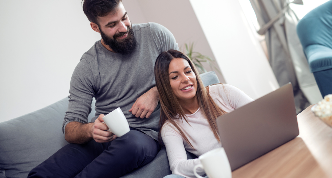 Par sidder foran computer og ansøger om reduceret elafgift .png