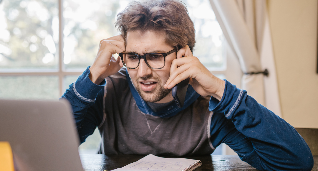 mand i gråblå trøje ringer til sit elselskab fordi han ikke kan forstå hans elregning pludselig har ændret sig.png