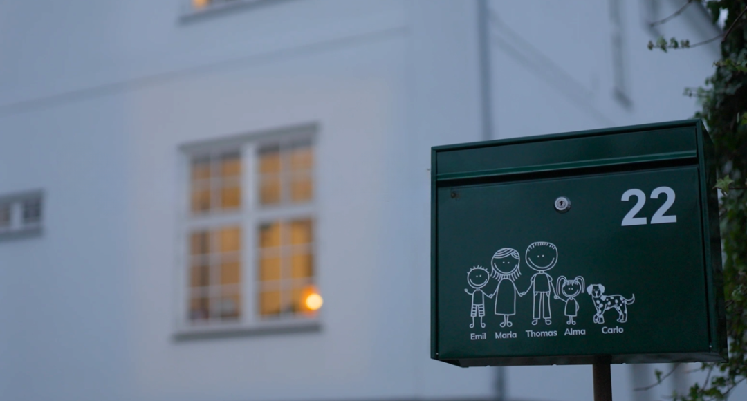 postkasse foran hvidt hus, hvor der bor familie der har elaftale gennem velkommen 
