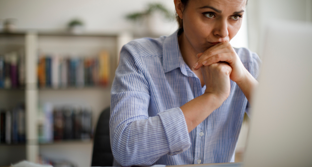Mørkhåret kvinde, der undrer sig over, hvorfor hun har har fået en regning fra sin tidligere elselskab, når hun ellers er skiftet til Velkommen 