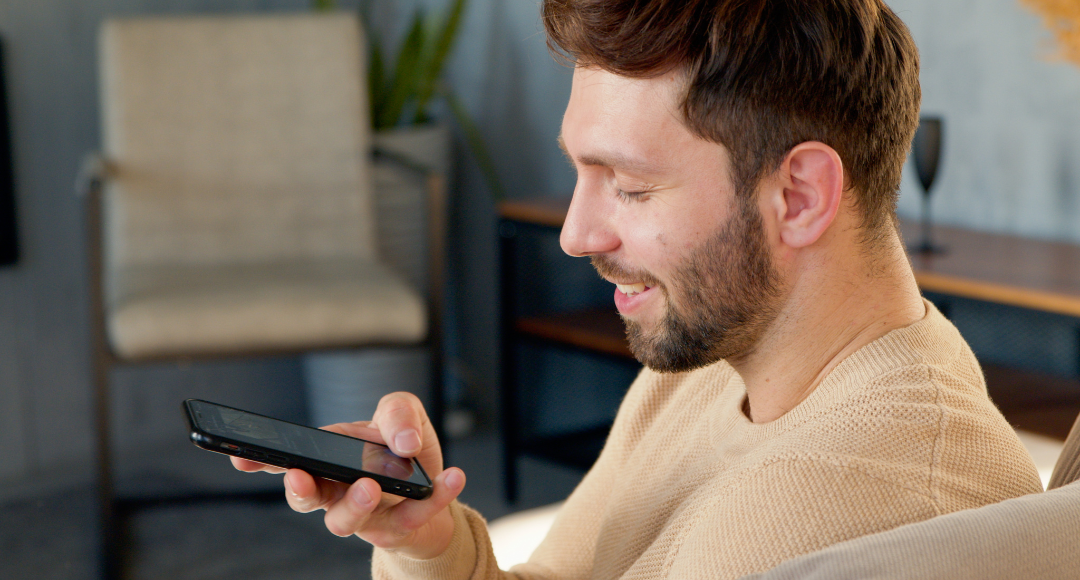 mand der taler i telefon gennem sit mobilabonnemt hos velkommen .png