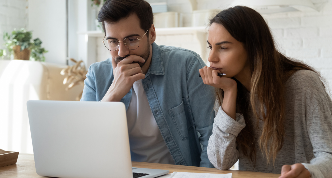 par kigger undrende på ders computer og prøver at forstå hvorfor naturgasprisen svinger .png