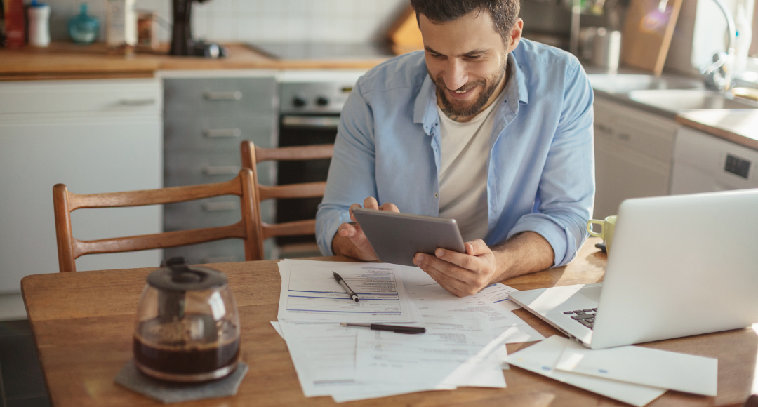 mand der betaler sin gasregning til velkommen og er glad fordi det er så nemt at forstå hvad han betaler forg