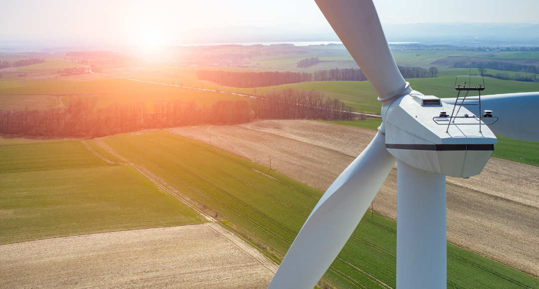 vindmølle på landsskab, der blot er en af de energikilder hvorfra der sker transport af strøm