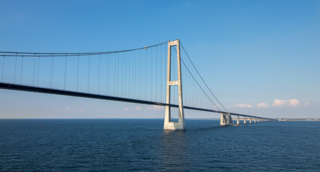 Storebæltsbroen kan ses som et symbol på der, hvor elprisen skiller. Priserne er nemlig forskellige øst og vest fra Storebælt